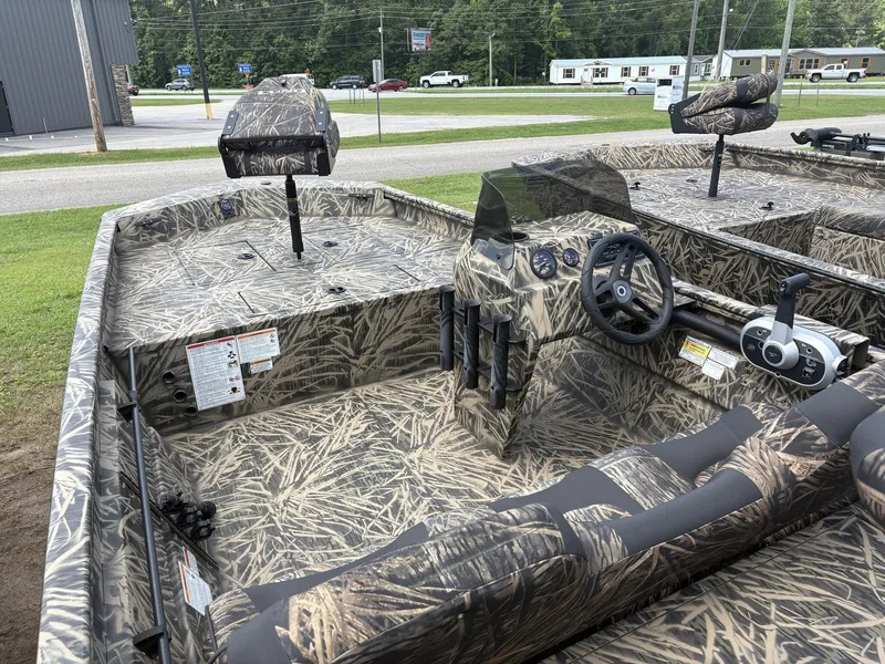 Slide: The Image of Lund 1760 Predator SS 2024 - 13