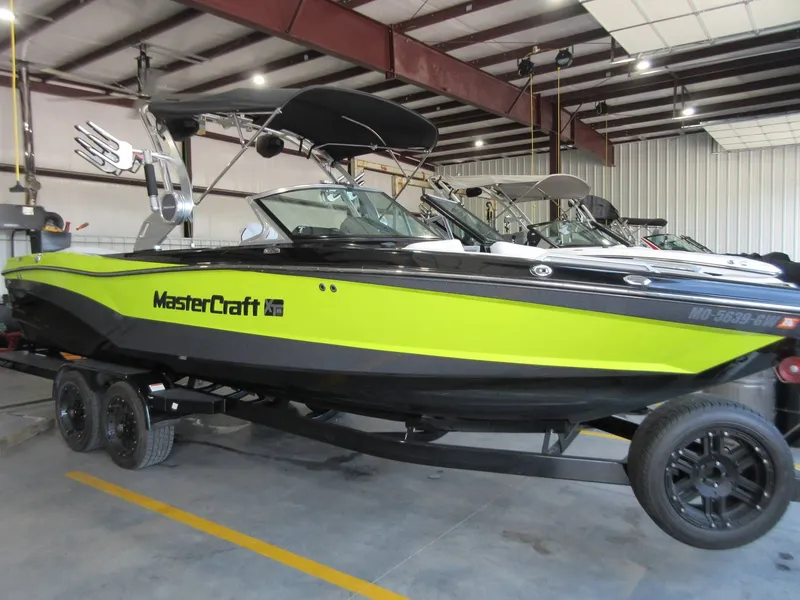 The Image of MasterCraft XT25 2018 - 1