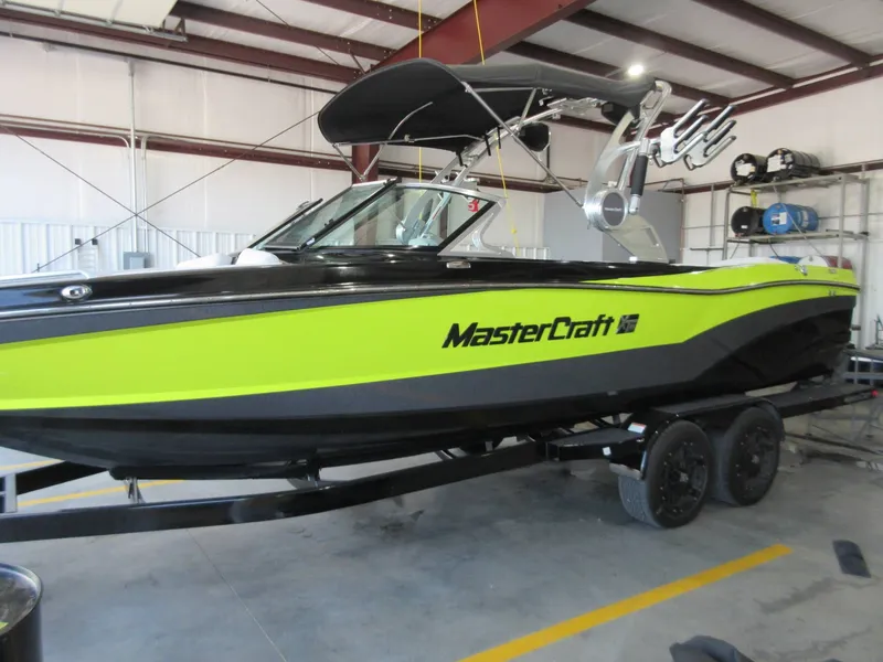 Slide: The Image of MasterCraft XT25 2018 - 2
