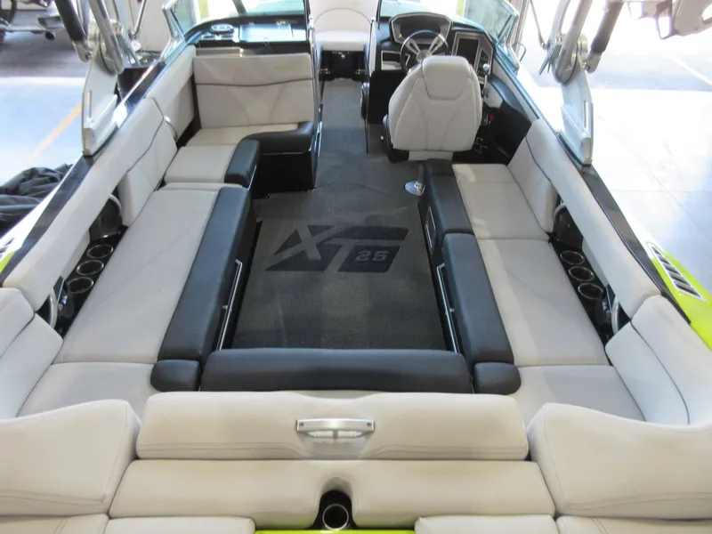 Slide: The Image of MasterCraft XT25 2018 - 4