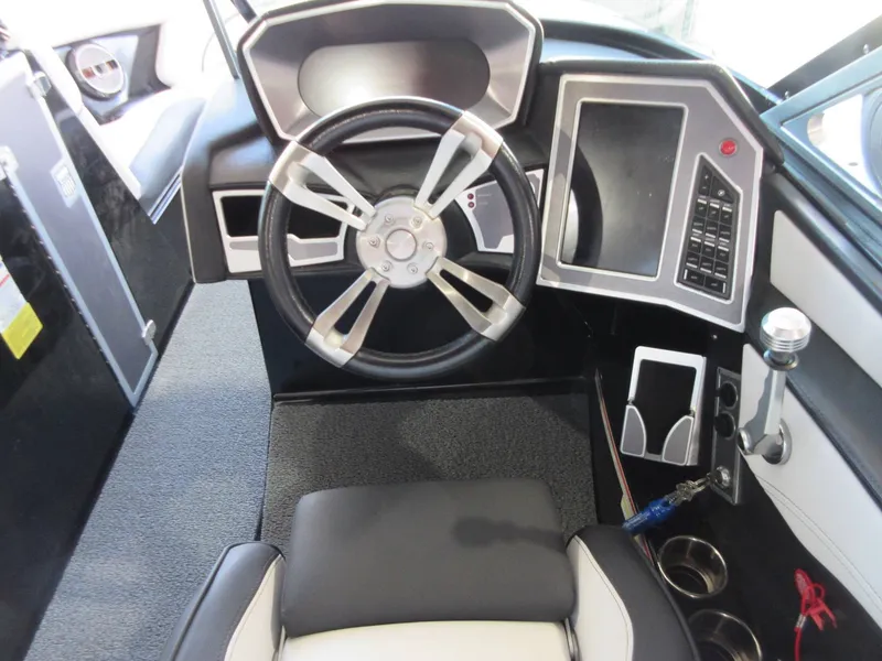 Slide: The Image of MasterCraft XT25 2018 - 6