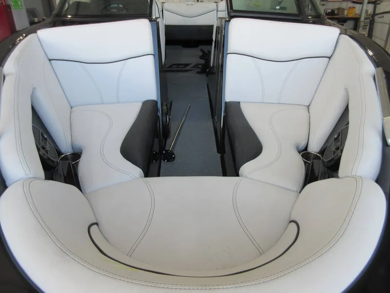 Slide: The Image of MasterCraft XT25 2018 - 7