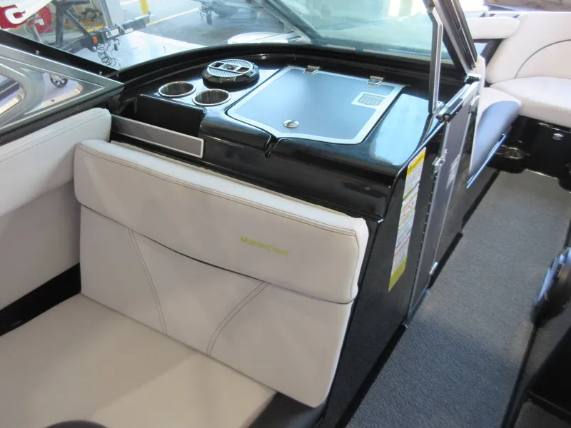 Slide: The Image of MasterCraft XT25 2018 - 9