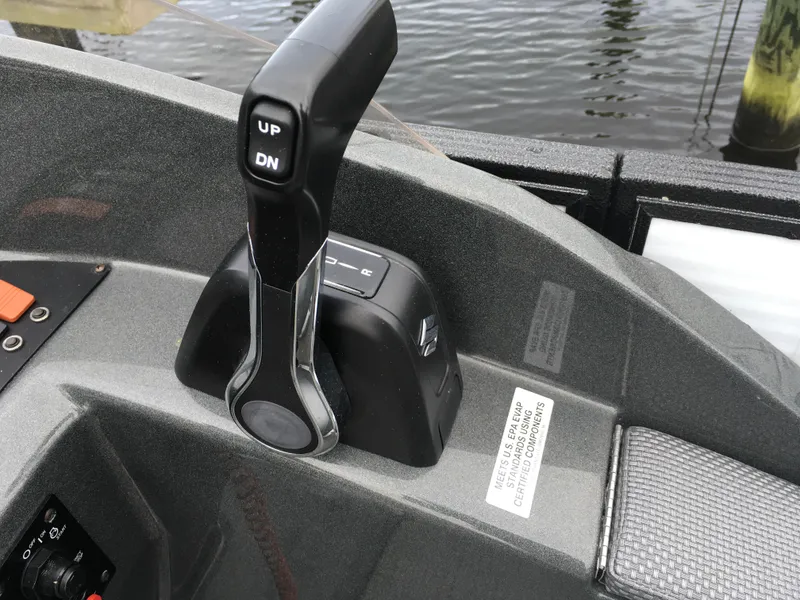 Slide: The Image of Throttle control on 2022 Crest Classic LX 240 boat, near water. - 16