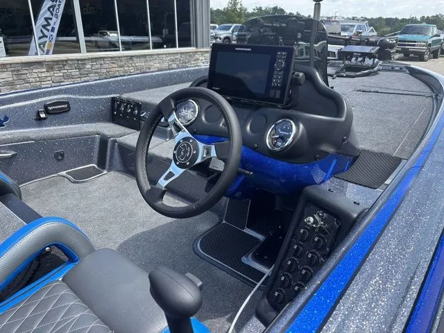 Slide: The Image of Phoenix Bass Boat 819ZXL 2026 - 5