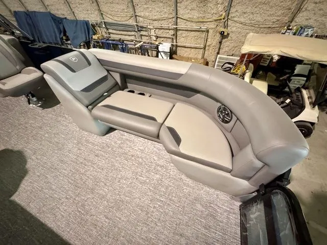 Slide: The Image of Premier 220 Sunscape RF 2025 - 12