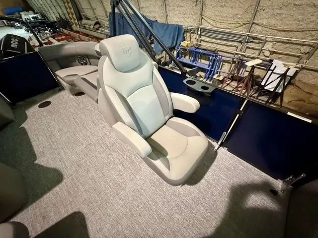 Slide: The Image of Premier 220 Sunscape RF 2025 - 13