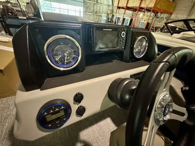 Slide: The Image of Premier 220 Sunscape RF 2025 - 15