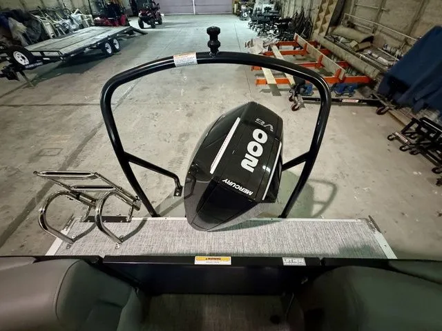 Slide: The Image of Premier 220 Sunscape RF 2025 - 17