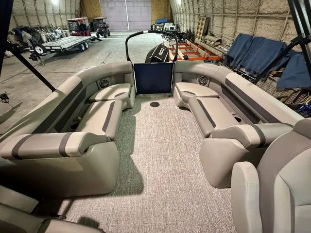 Slide: The Image of Premier 220 Sunscape RF 2025 - 9