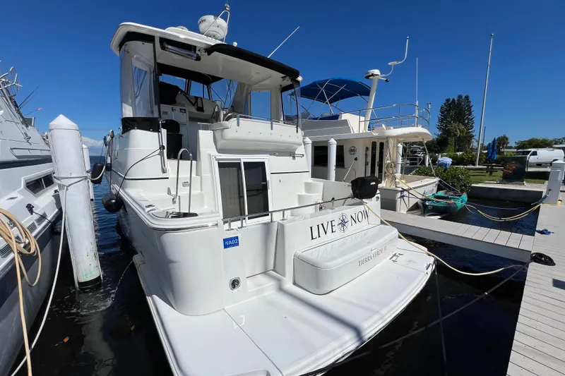Slide: The Image of 2006 Carver 444 Cockpit Motor Yacht - Profile - 29