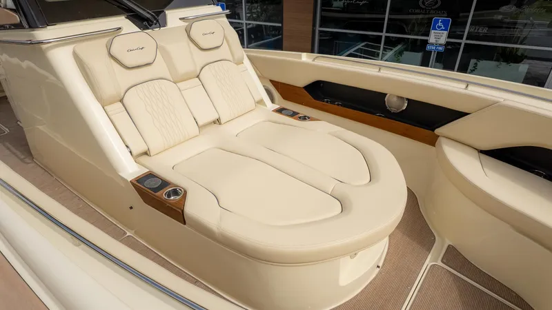 Slide: The Image of Chris-Craft Catalina 31 2026 - 12