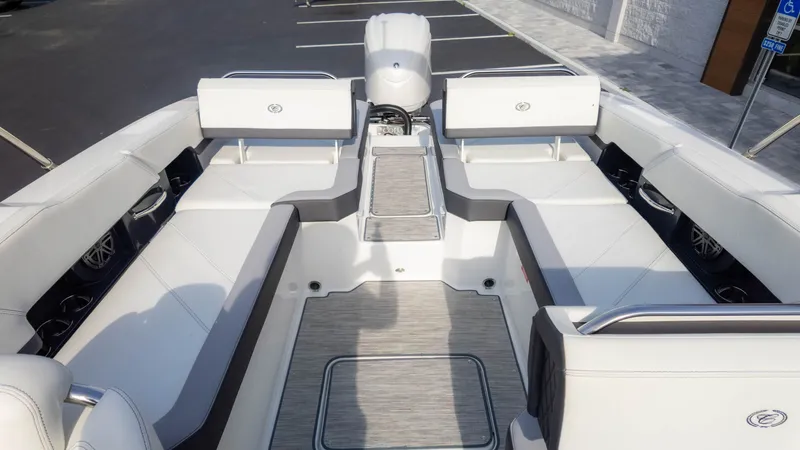 Slide: The Image of Cobalt R6 Outboard 2023 - 11