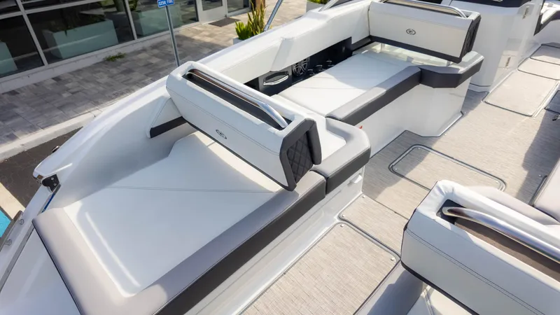 Slide: The Image of Cobalt R6 Outboard 2023 - 12