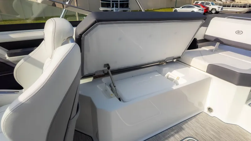 Slide: The Image of Cobalt R6 Outboard 2023 - 14