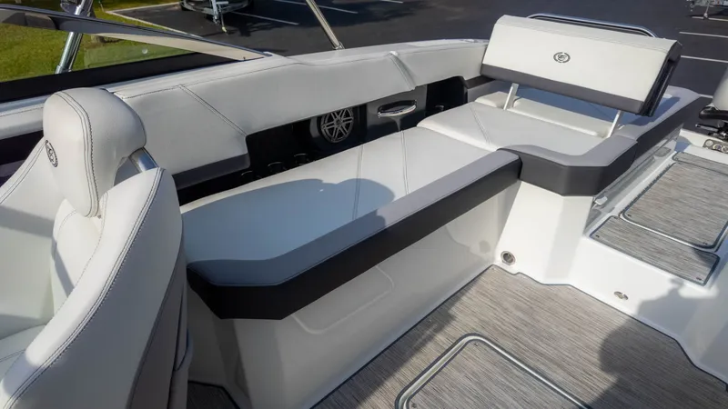 Slide: The Image of Cobalt R6 Outboard 2023 - 15