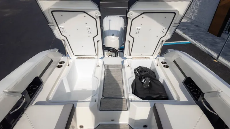 Slide: The Image of Cobalt R6 Outboard 2023 - 16