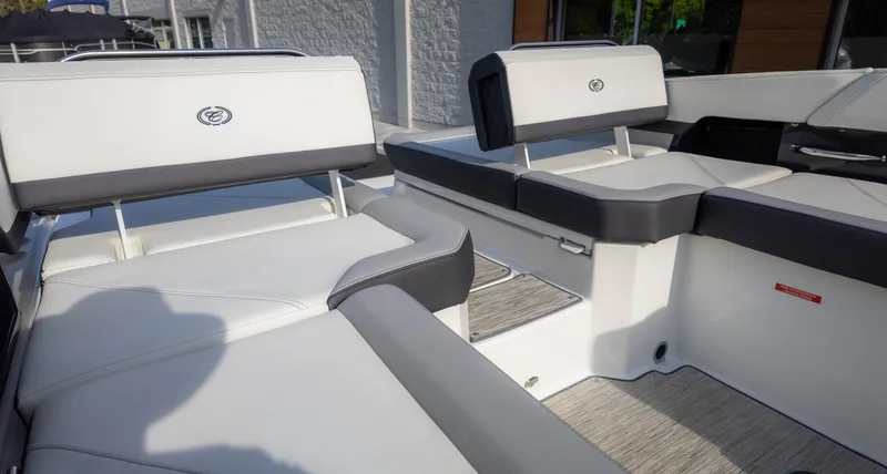 Slide: The Image of Cobalt R6 Outboard 2023 - 17