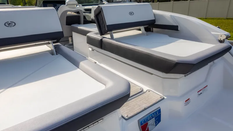 Slide: The Image of Cobalt R6 Outboard 2023 - 18