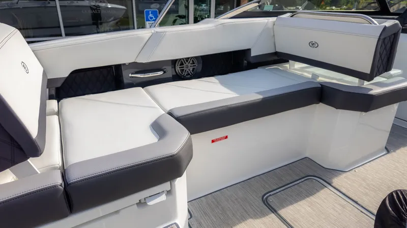 Slide: The Image of Cobalt R6 Outboard 2023 - 19