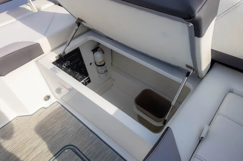 Slide: The Image of Cobalt R6 Outboard 2023 - 20