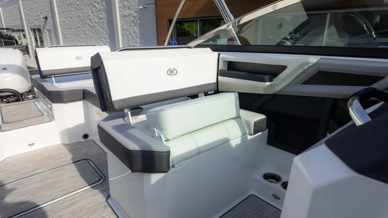 Slide: The Image of Cobalt R6 Outboard 2023 - 22