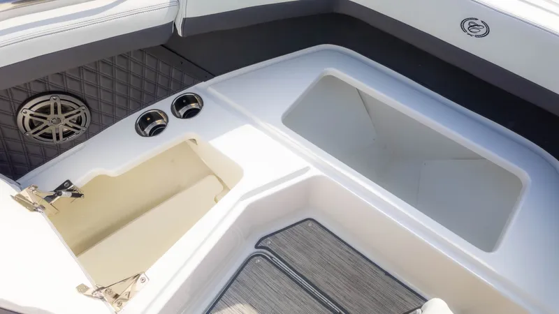 Slide: The Image of Cobalt R6 Outboard 2023 - 27