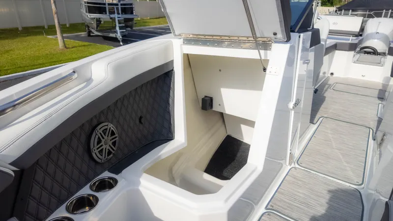 Slide: The Image of Cobalt R6 Outboard 2023 - 30