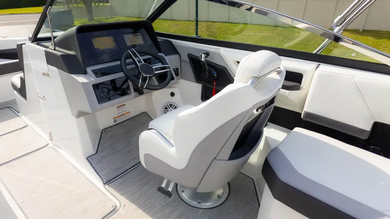 Slide: The Image of Cobalt R6 Outboard 2023 - 31