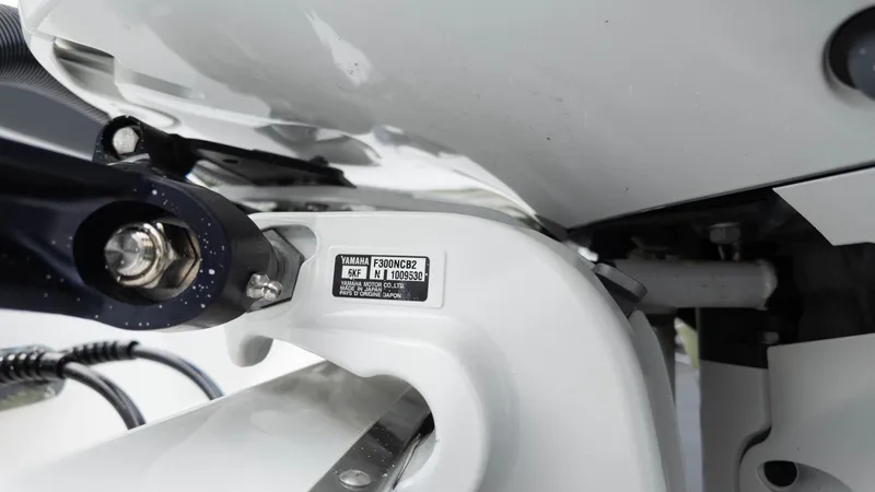 Slide: The Image of Cobalt R6 Outboard 2023 - 6