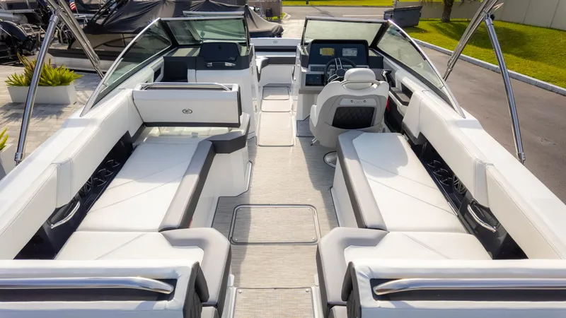 Slide: The Image of Cobalt R6 Outboard 2023 - 7