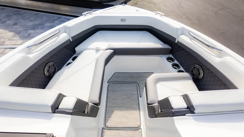 Slide: The Image of Cobalt R6 Outboard 2023 - 9