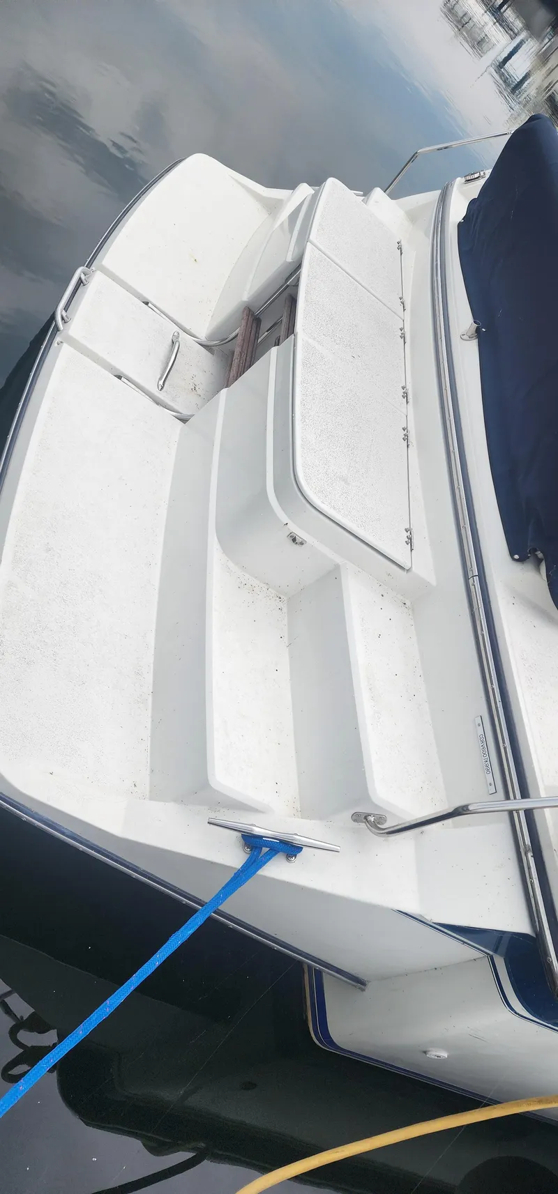 Slide: The Image of 1990 Carver 38 Santego boat stern view with blue and yellow ropes. - 8