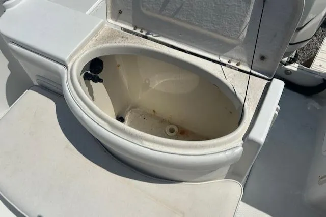 Slide: The Image of Livewell compartment on 2001 Seaswirl Striper 2601 Walkaround O/B boat. - 10