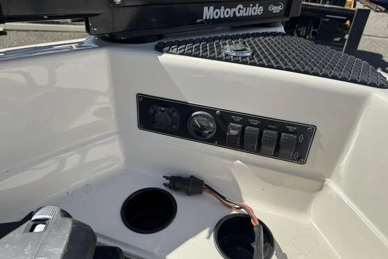 Slide: The Image of Control panel of a 1997 Bayliner Quantum 190 XFS boat with MotorGuide equipment. - 27
