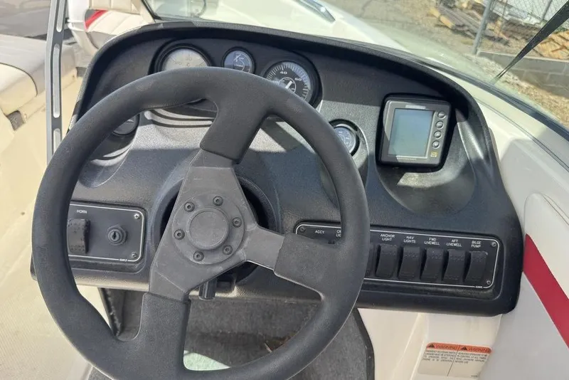 Slide: The Image of 1997 Bayliner Quantum 190 XFS dashboard with steering wheel and control panel. - 30