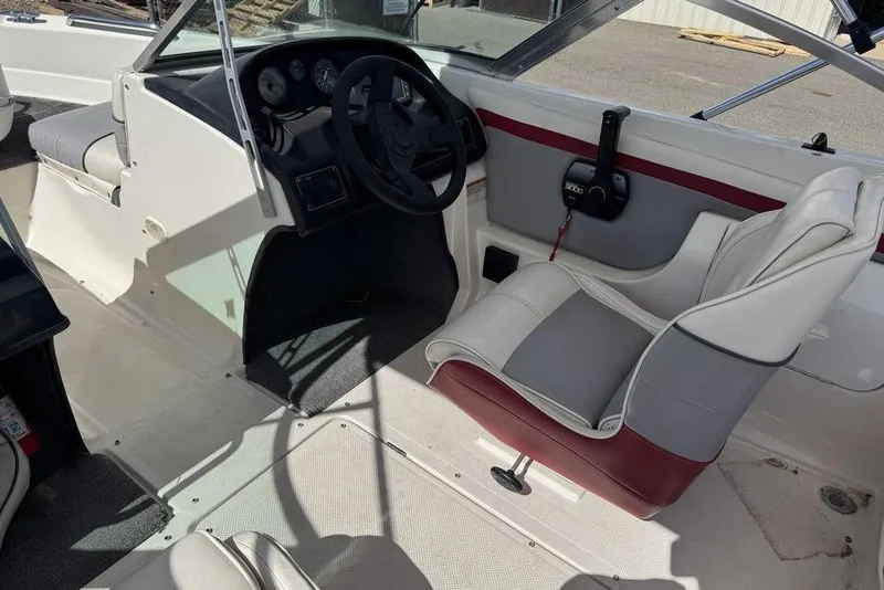 Slide: The Image of 1997 Bayliner Quantum 190 XFS boat interior with steering wheel and seating. - 31