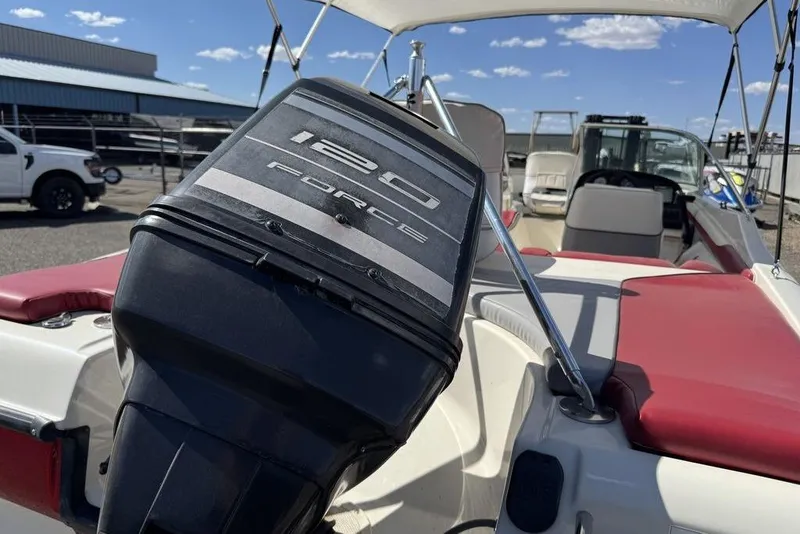 Slide: The Image of 1997 Bayliner Quantum 190 XFS boat with 120 Force outboard motor, red and white interior. - 6