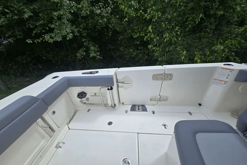Slide: The Image of Boston Whaler 330 Outrage 2026 - 10