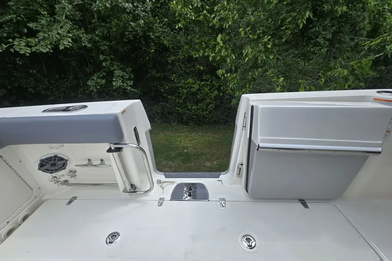 Slide: The Image of Boston Whaler 330 Outrage 2026 - 11