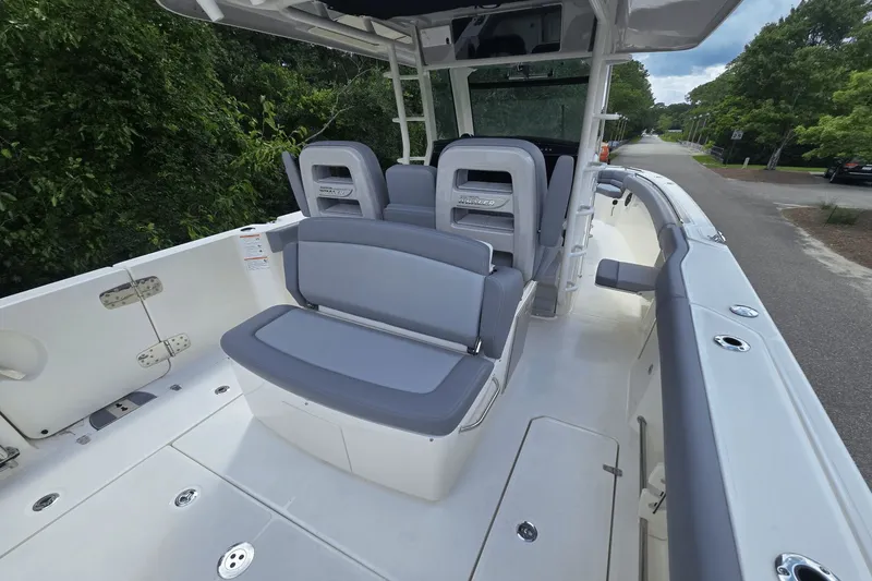 Slide: The Image of Boston Whaler 330 Outrage 2026 - 13