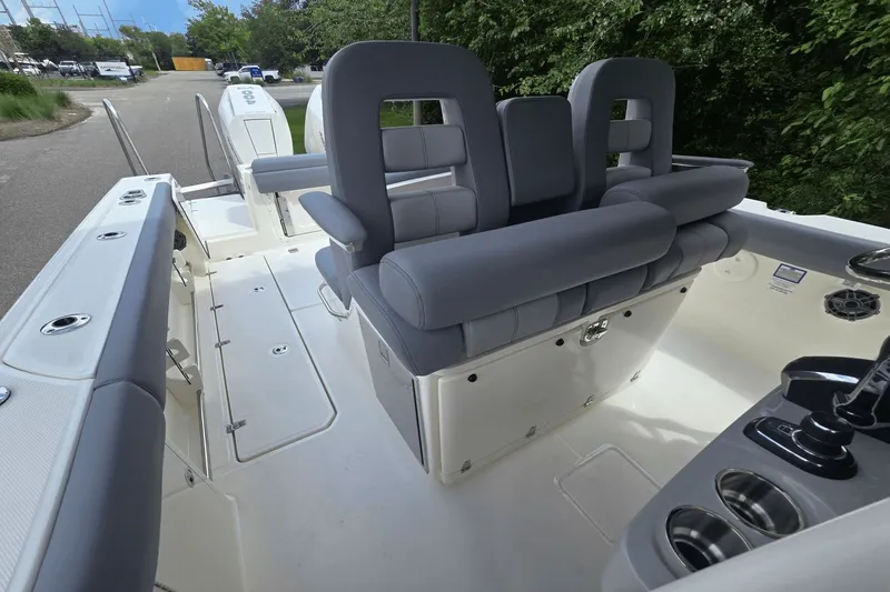 Slide: The Image of Boston Whaler 330 Outrage 2026 - 15