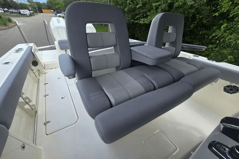 Slide: The Image of Boston Whaler 330 Outrage 2026 - 16