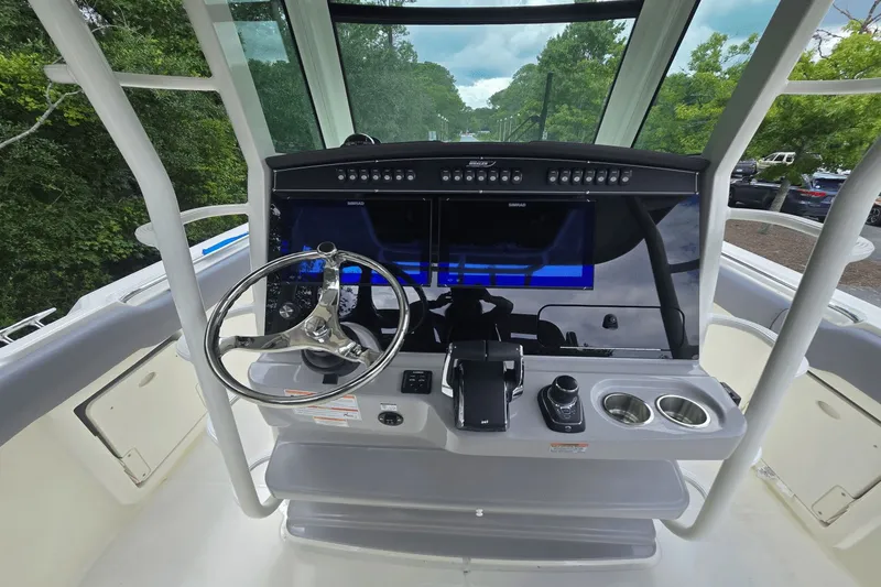 Slide: The Image of Boston Whaler 330 Outrage 2026 - 17