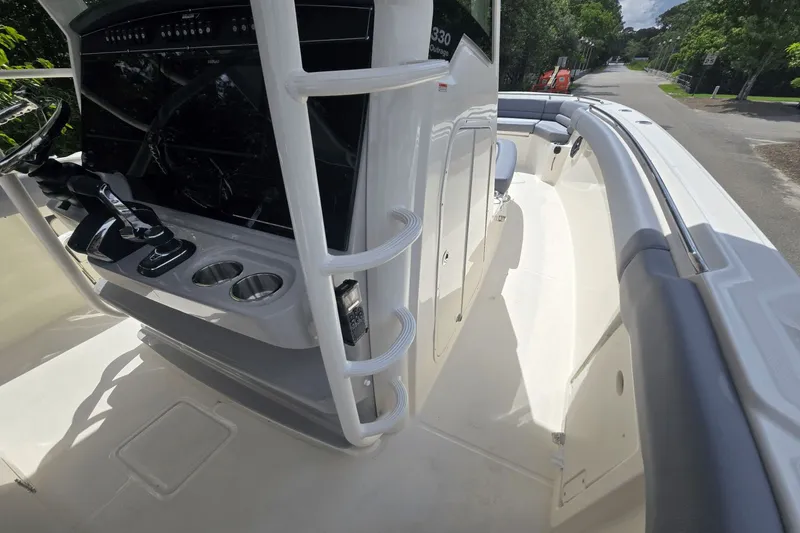 Slide: The Image of Boston Whaler 330 Outrage 2026 - 19