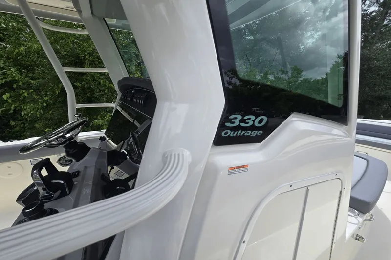 Slide: The Image of Boston Whaler 330 Outrage 2026 - 20