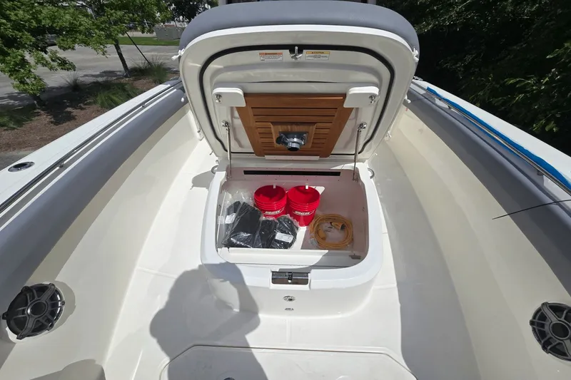 Slide: The Image of Boston Whaler 330 Outrage 2026 - 23