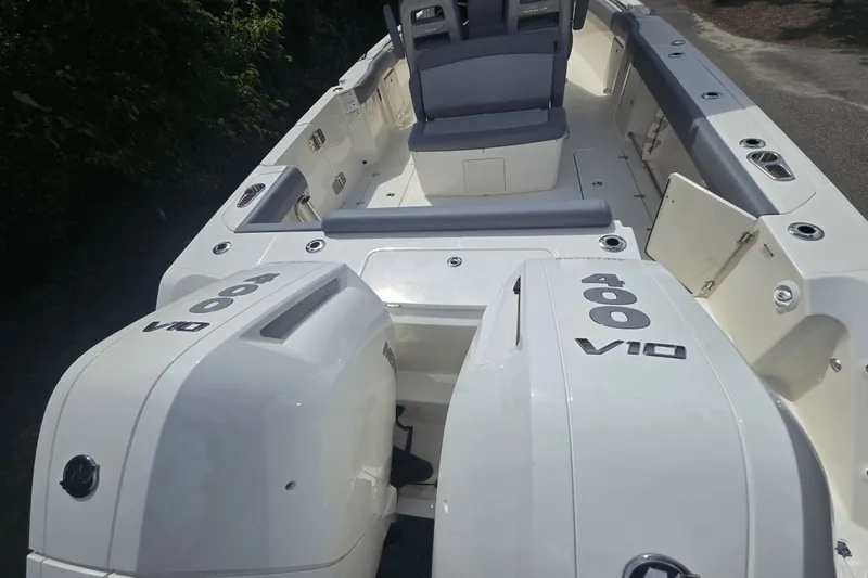 Slide: The Image of Boston Whaler 330 Outrage 2026 - 3