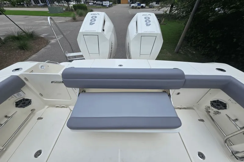 Slide: The Image of Boston Whaler 330 Outrage 2026 - 4