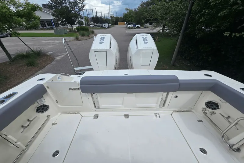 Slide: The Image of Boston Whaler 330 Outrage 2026 - 5